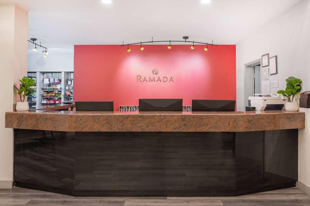 Ramada By Wyndham Bakersfield Hotel Dalaman gambar