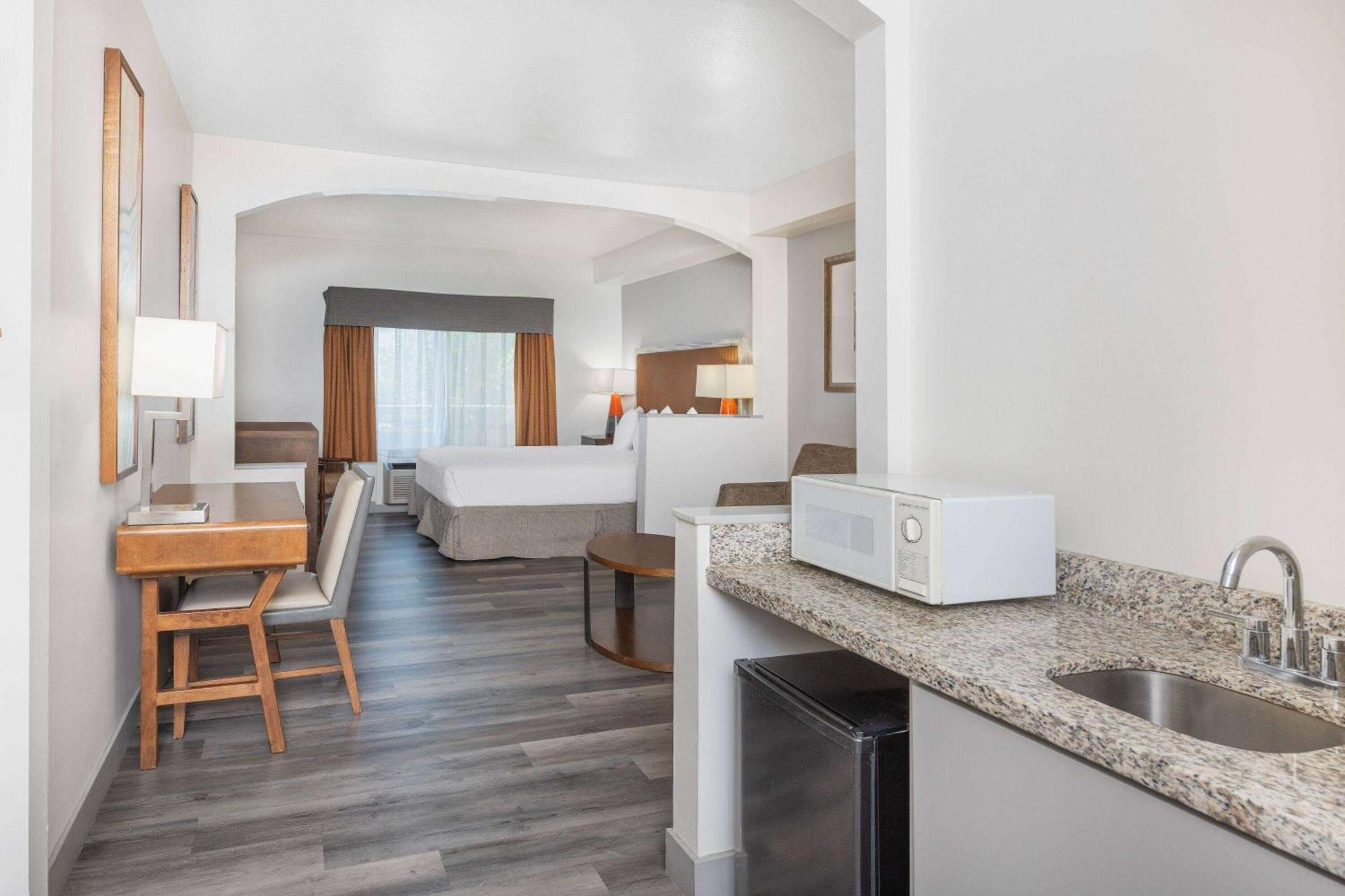 Ramada By Wyndham Bakersfield Hotel Luaran gambar