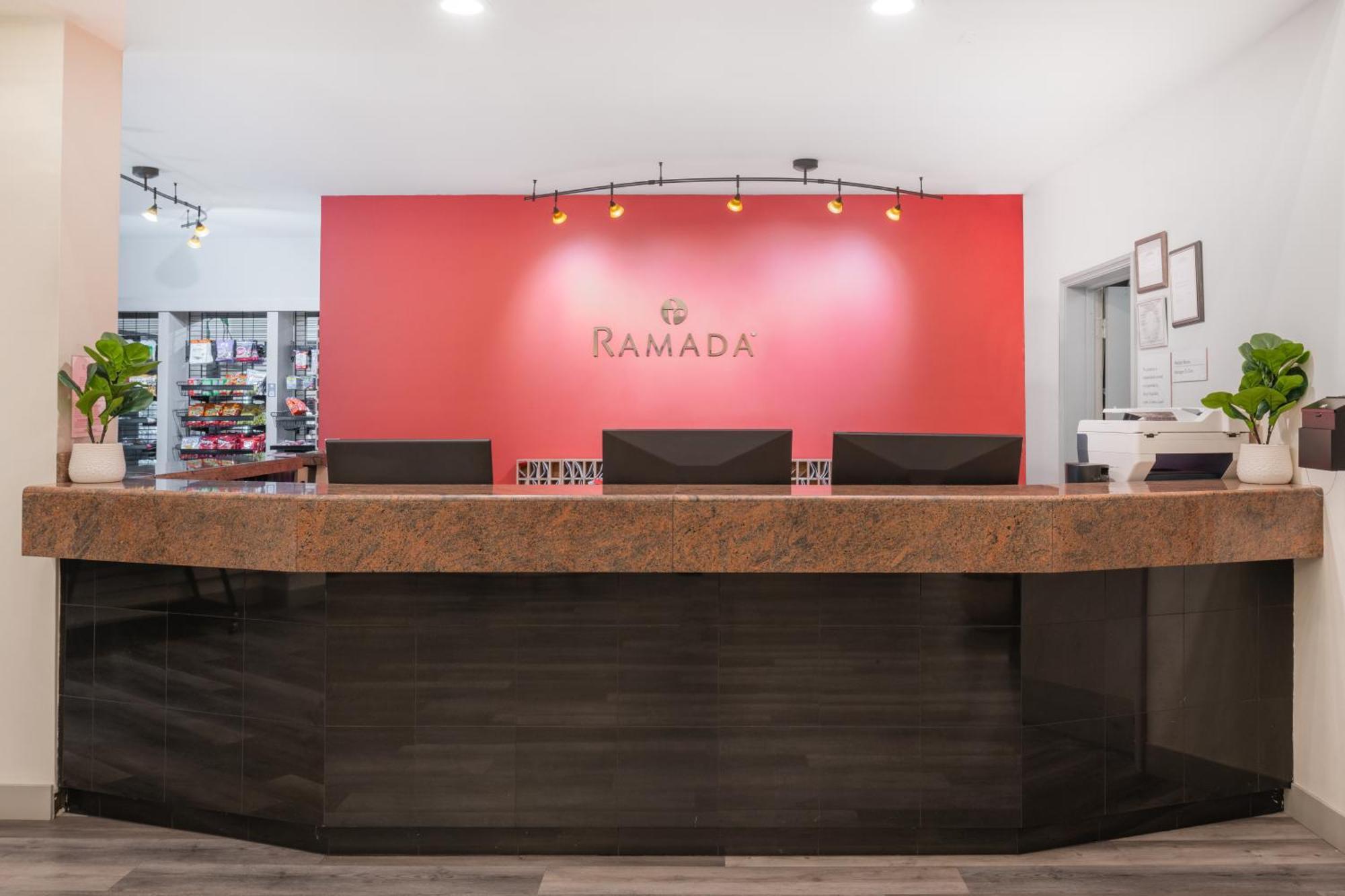 Ramada By Wyndham Bakersfield Hotel Luaran gambar
