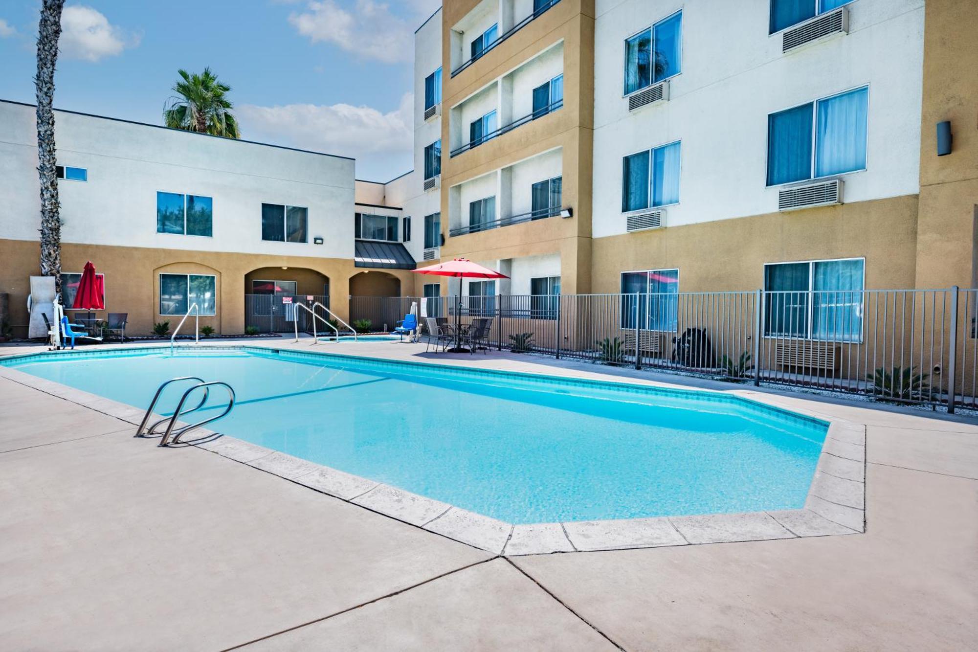 Ramada By Wyndham Bakersfield Hotel Luaran gambar